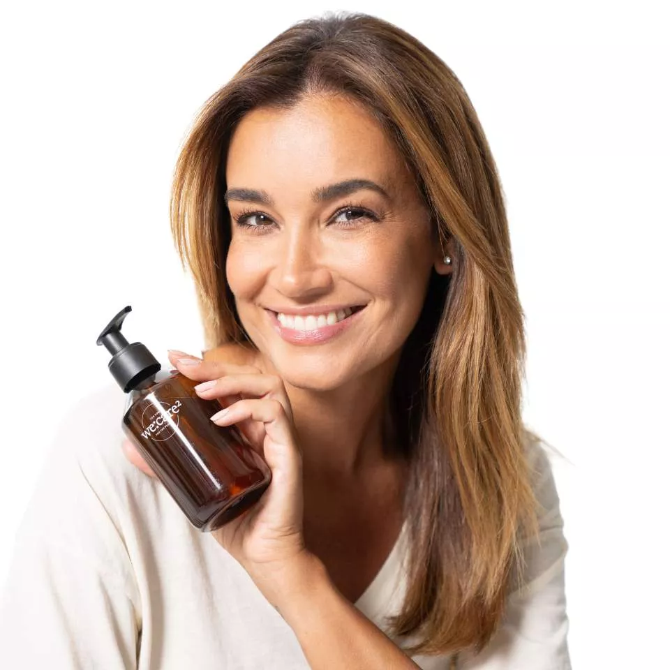 Jana Ina Zarrella mit we:care² Glasflasche aus Braunglas