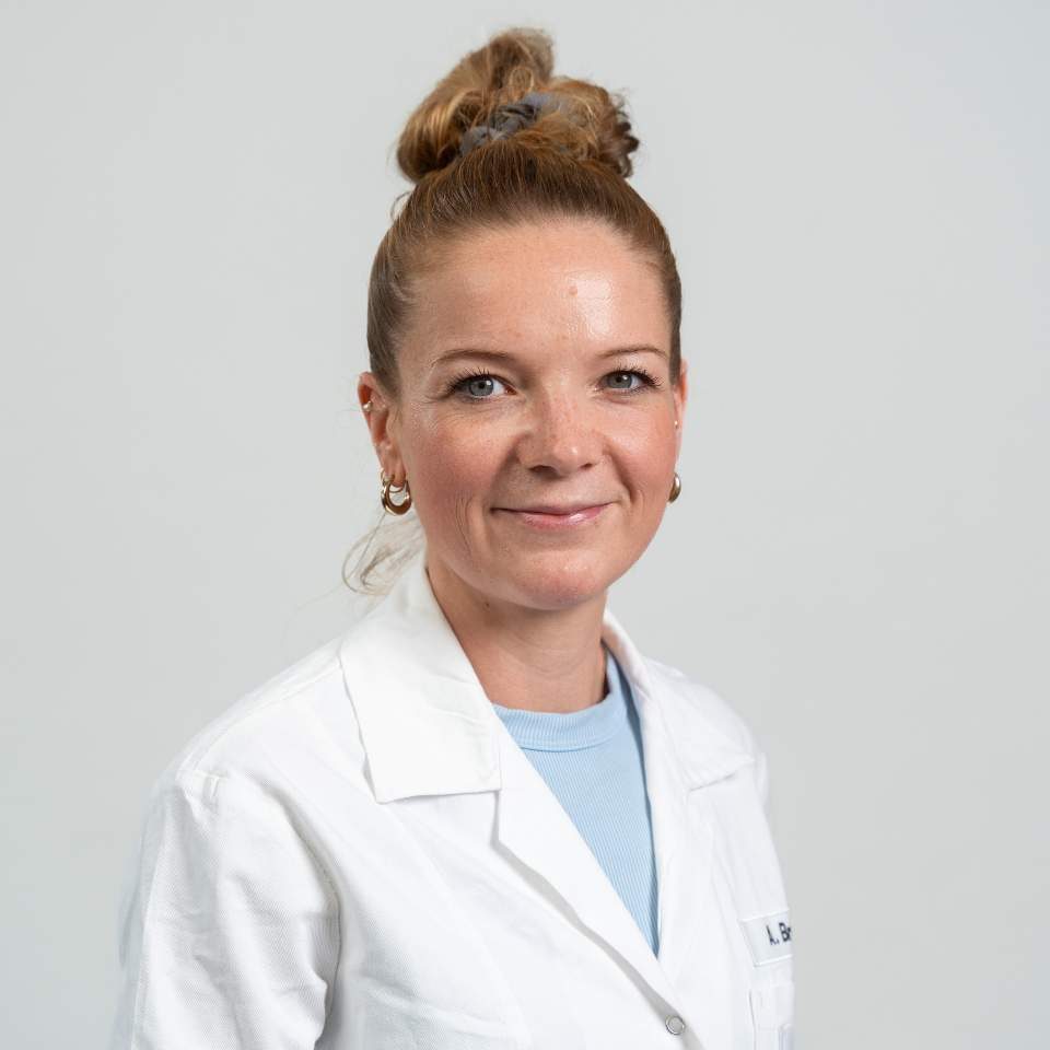 Unsere Expertin Anika aus dem Bereich Qualitätssicherung bei Mann & Schröder Cosmetics