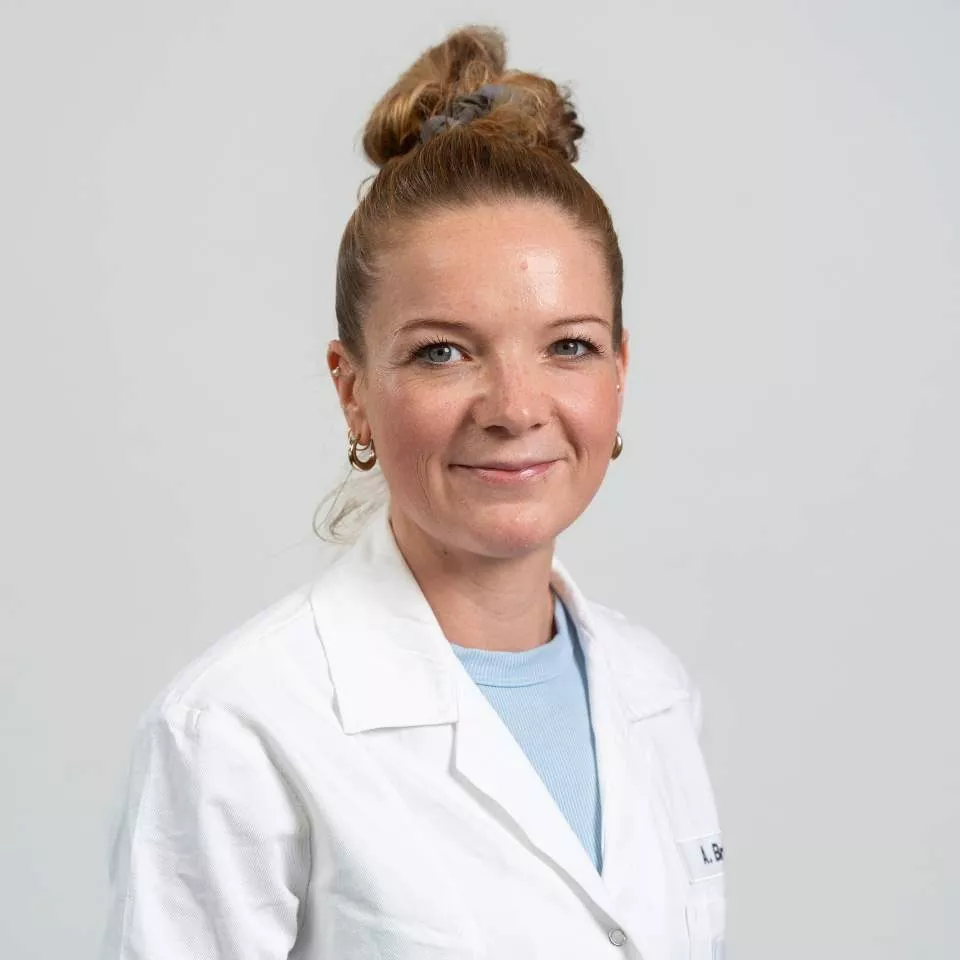 Unsere Expertin Anika aus dem Bereich Qualitätssicherung bei Mann & Schröder Cosmetics
