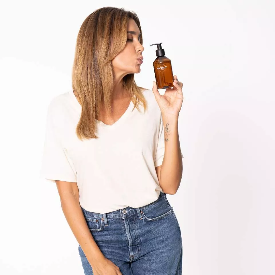 Jana Ina küsst eine we:care² Handseife zum selber mischen