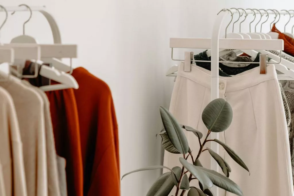 Sag "Nein" zu fast fashion: Bild einer Kleiderstange mit nachhaltiger Mode statt fast fashion