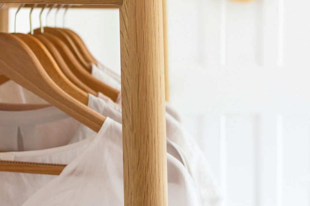 Bild eines aufgeräumten Kleiderschrankes, der der KonMari Methode entspricht