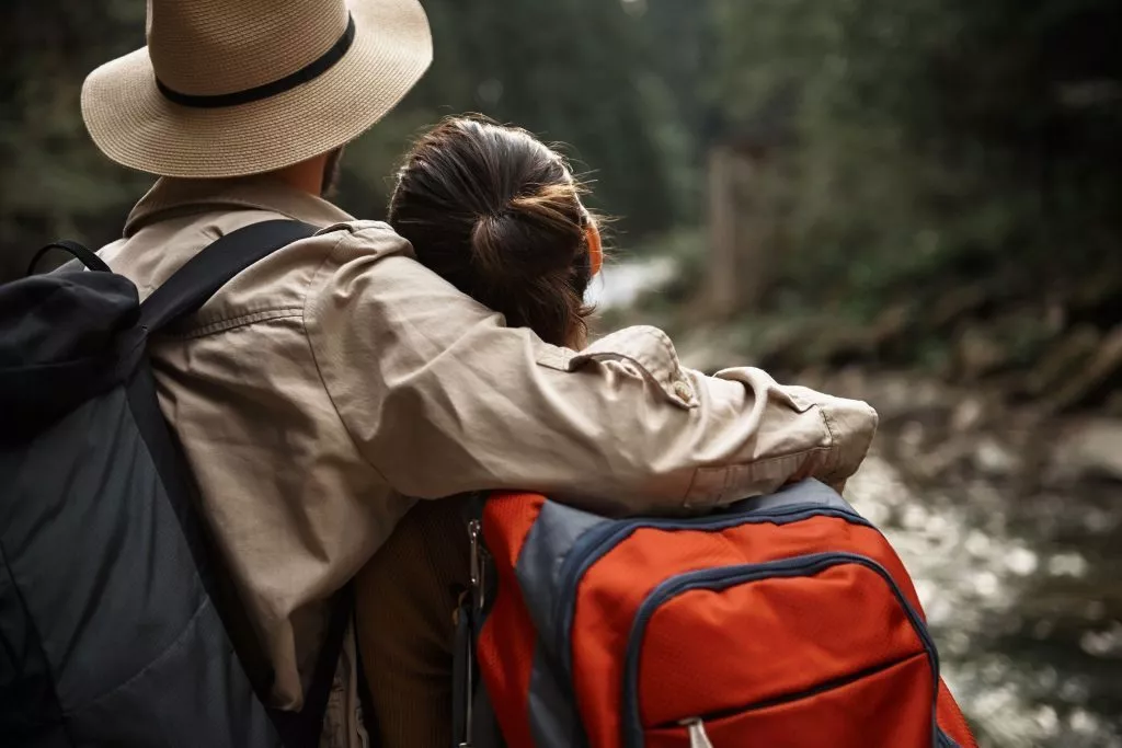 So einfach kann Ökotourismus sein: Nachhaltig übernachten inmitten der Natur: Eine Eco-Lodge mit Solarenergie und klimafreundlicher Bauweise für umweltfreundliche Reisen. Wer fair reisen möchte, kann die Natur hautnah erleben und gleichzeitig die Einwohner vor Ort unterstützen.
