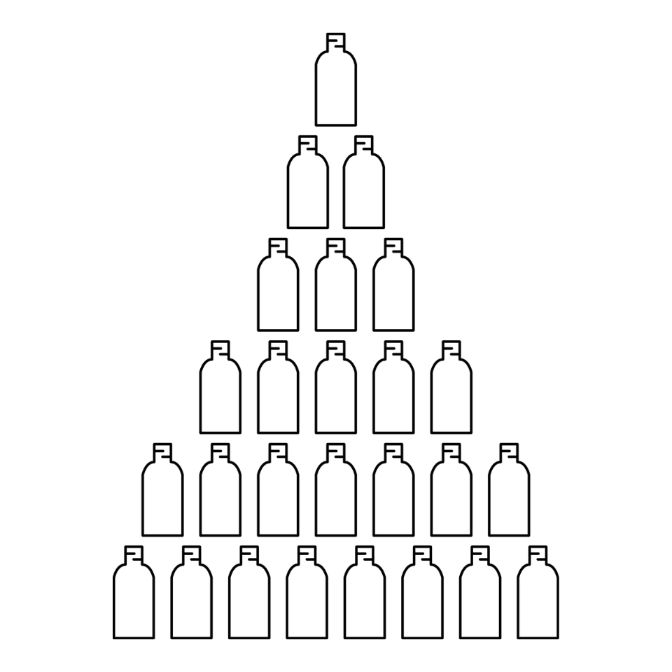 Bild einer Pyramide bestehend aus 26 Plastikflaschen.