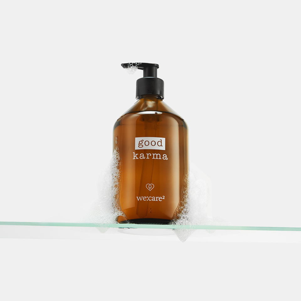 geschenkset good karma flasche steht auf glasplatte