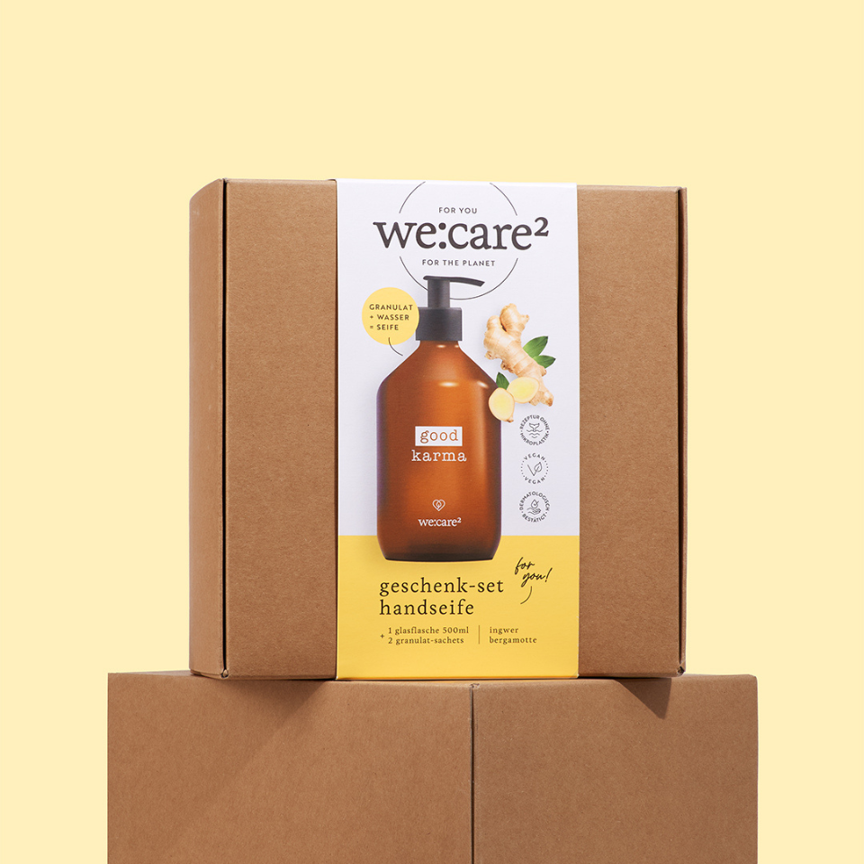 Das Good Karma Geschenkset in der Verpackung vor gelbem Hintergrund