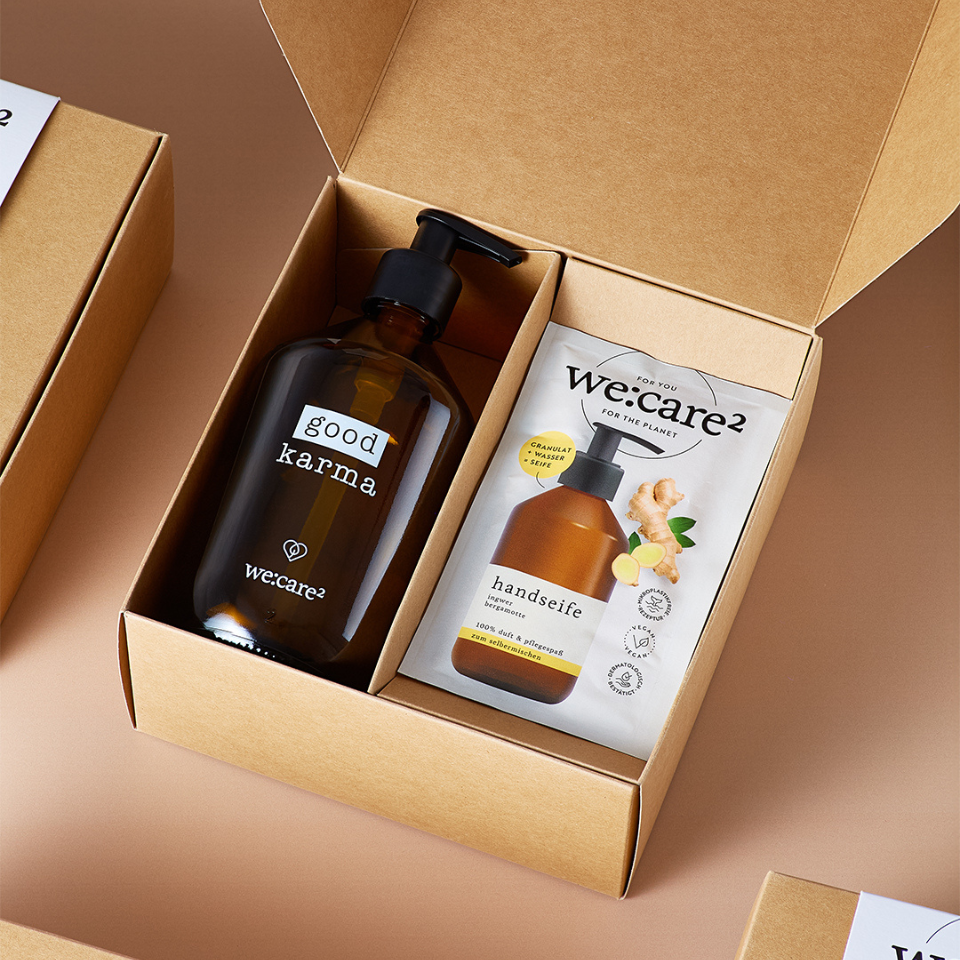 Good Kamra Geschenkset mit Seifenspender und Seifenpulver-Tütchen in der Verpackung