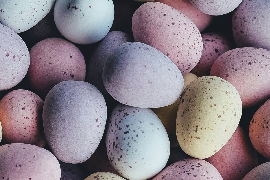 einfach osterdeko basteln: zum beispiel bunt gefärbte ostereier