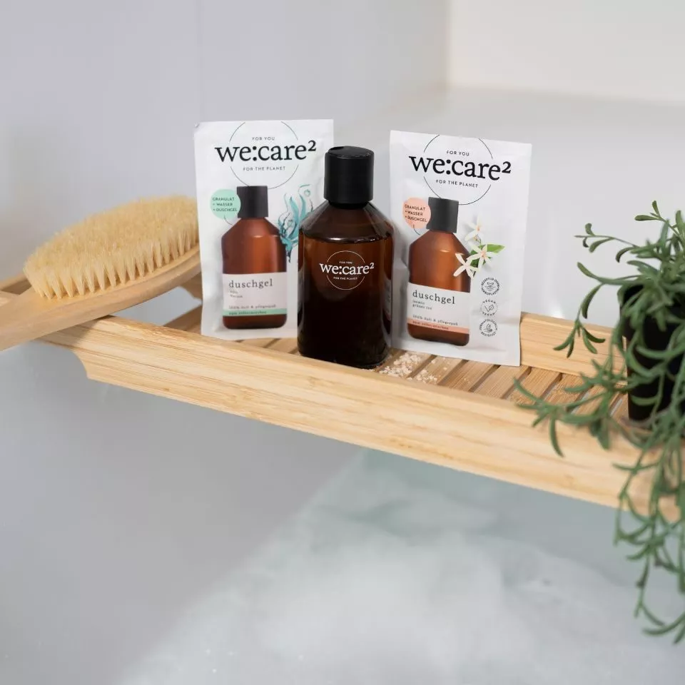 we care Duschgel und Duschgelpulver auf einer Badewanne