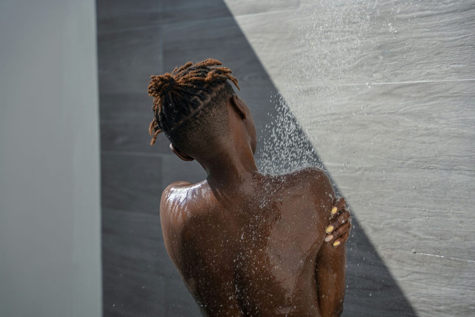 Kaltduschen & Wechselduschen: Person steht unter der Dusche