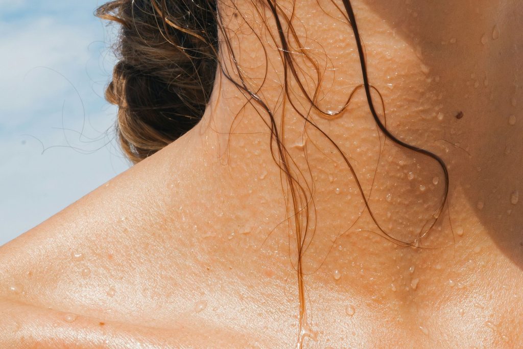Schwitzen als Super-Power: Frau läuft der Schweiß den Hals runter
