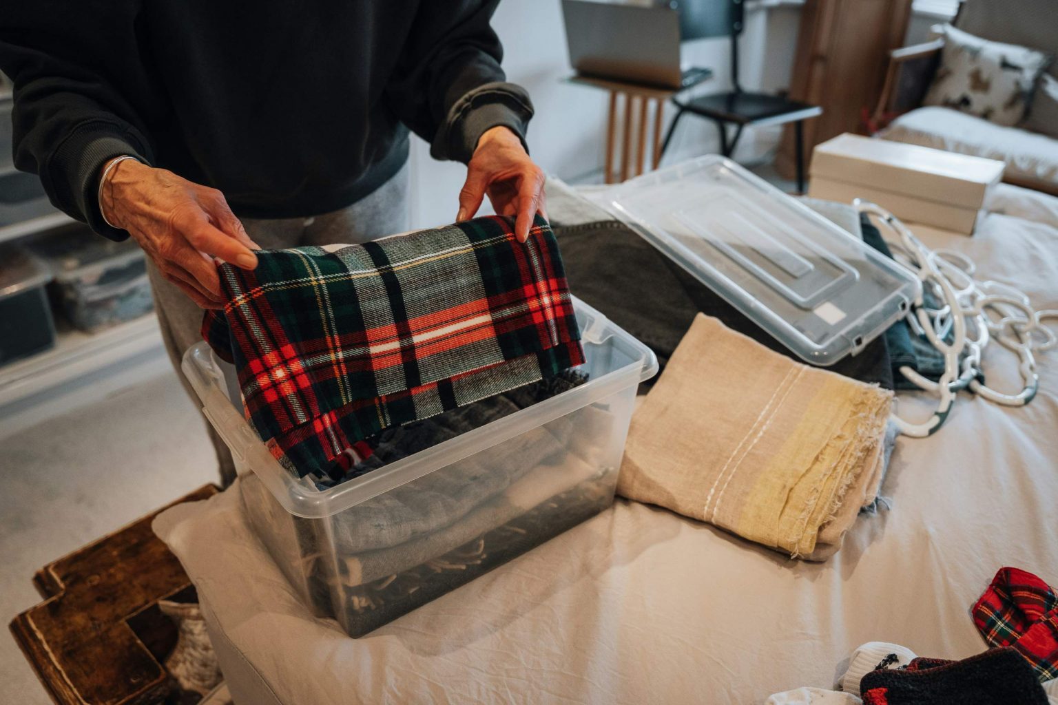 eine Person, die mit der Decluttering Methode für ein aufgeräumtes Zuhause sorgt