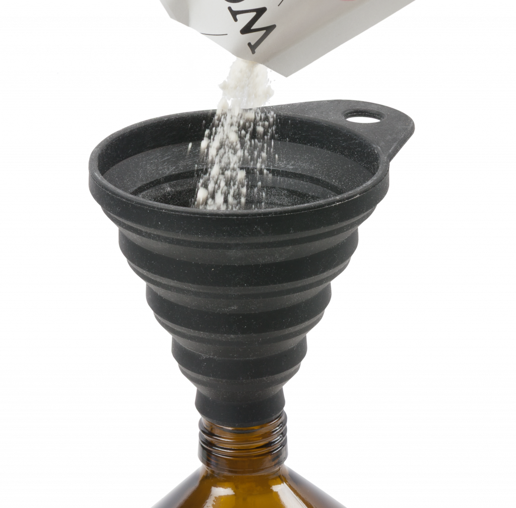 Silikon Trichter Anwendung auf Glasflasche mit Granulat