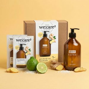 Geschenk-Set Good Karma mit Seifengranulat, Bergamotten und Ingwerknollen vor einem gelben Hintergrund