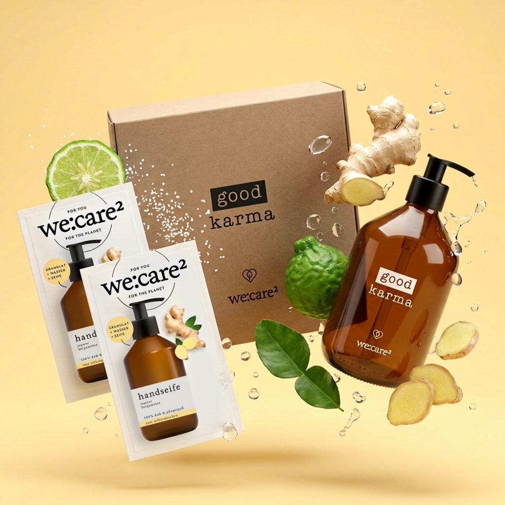 Schwebendes Geschenk-Set Good Karma mit Wassertropfen, Seifengranulat, Bergamotte und Ingwerknollen vor einem gelben Hintergrund
