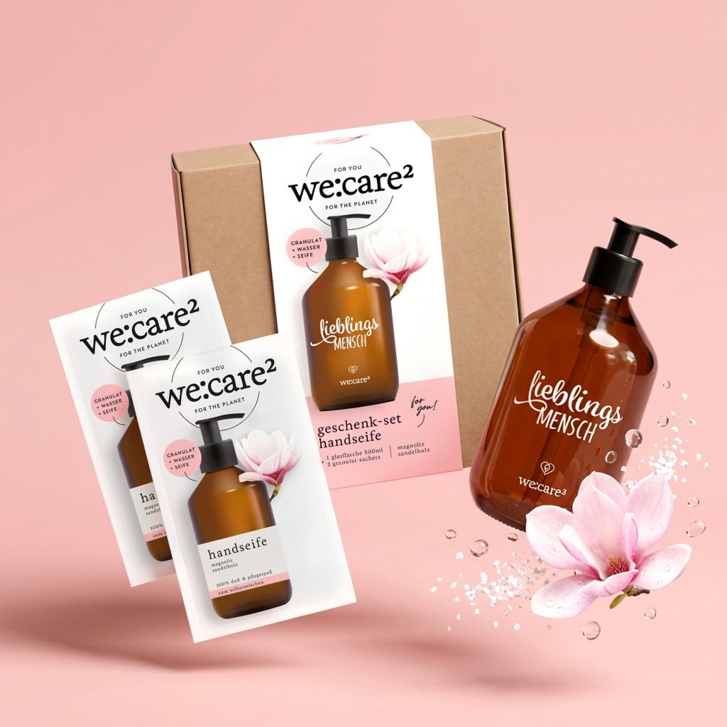 Geschenk-Set Lieblingsmensch Magnolie Sandelholz in der Luft mit Wassertropfen, Seifengranulat und einer Magnolienblüte