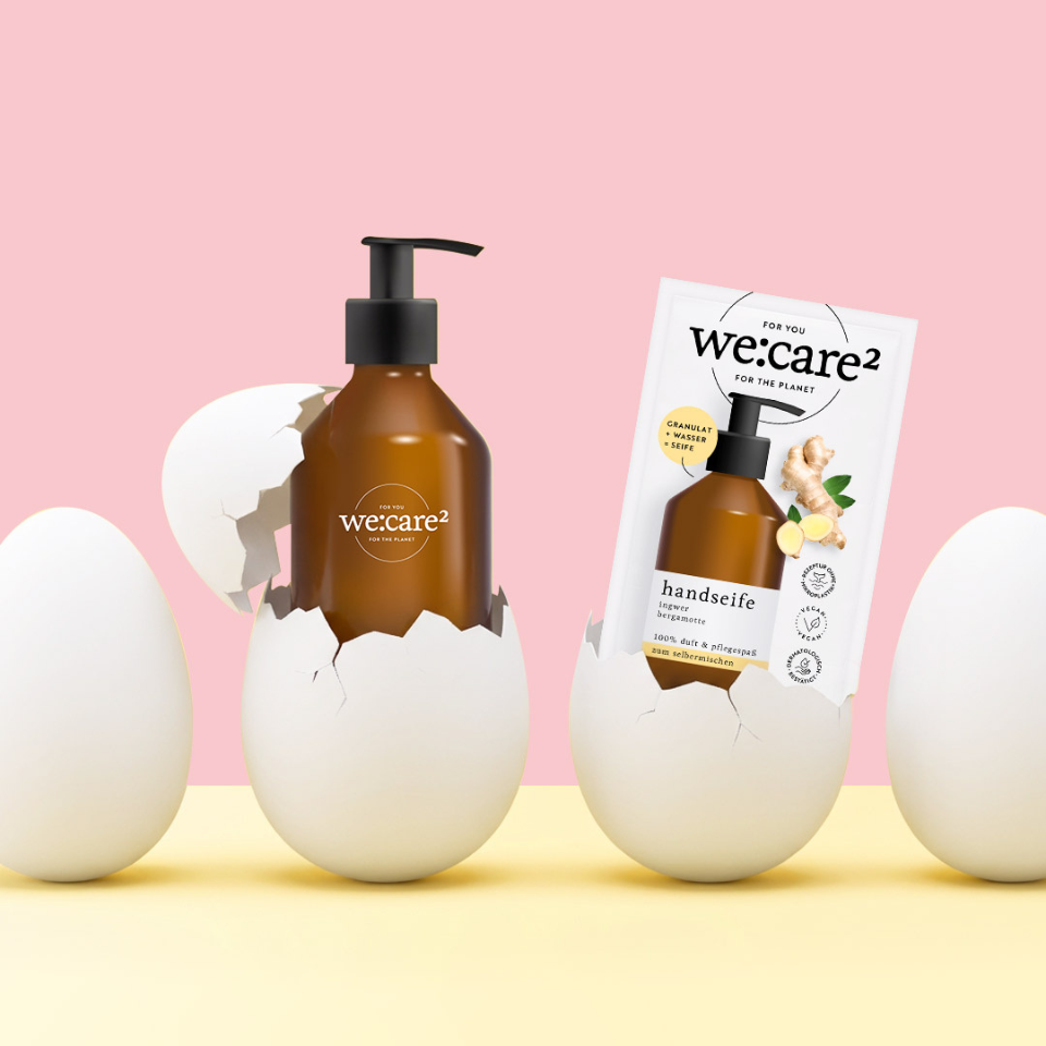 we:care² Glasflasche und Handseifen Granulat in der Duftrichting Ingwer Bergamotte in jeweils einem aufgebrochenen Ei. we:care² wünscht frohe Ostern.